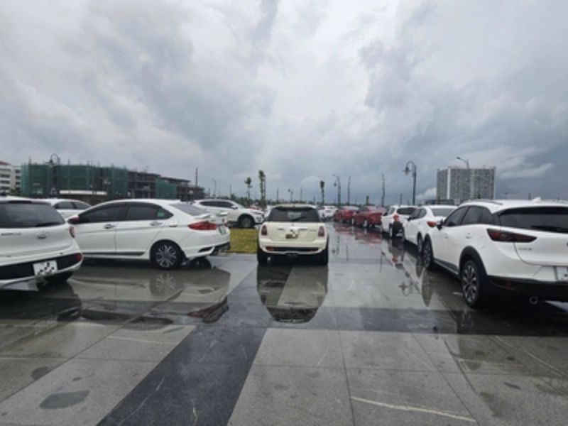 Di dời xe đến nơi cao ráo để tránh bị ngập