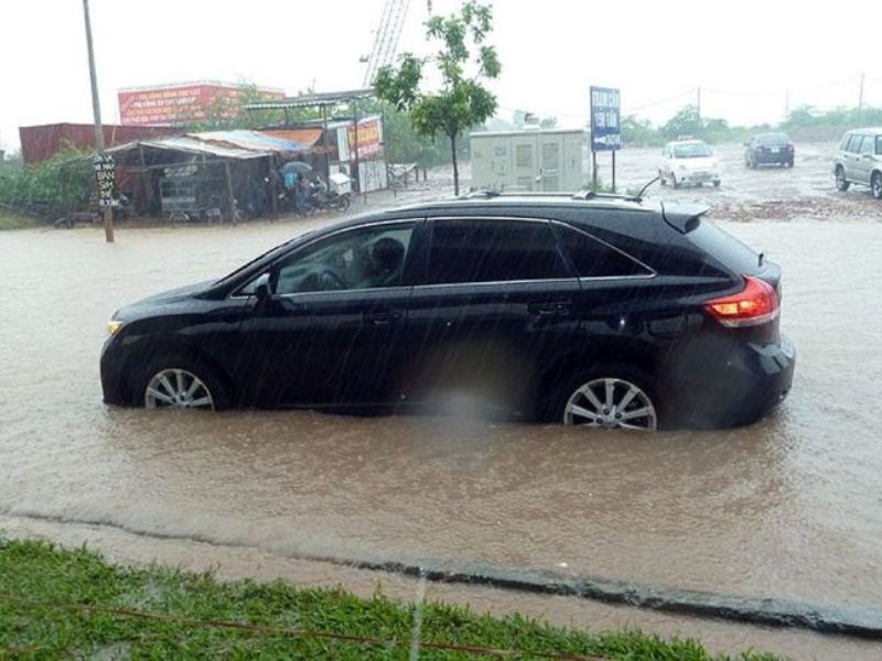 Đối với xe ngập nhẹ nên gọi cứu hộ đưa xe đến gara gần nhất để xử lý nhanh chóng