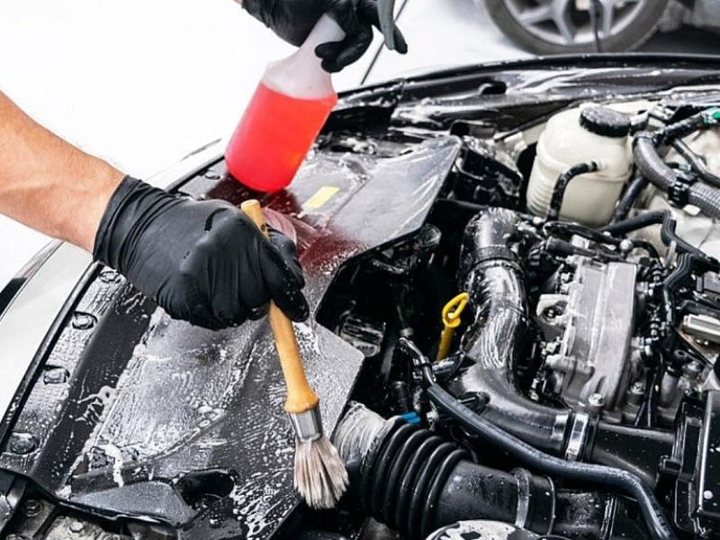 Dùng dung dịch chuyên dụng làm sạch bề mặt máy, giắc nối/cầu chì/hộp ECU