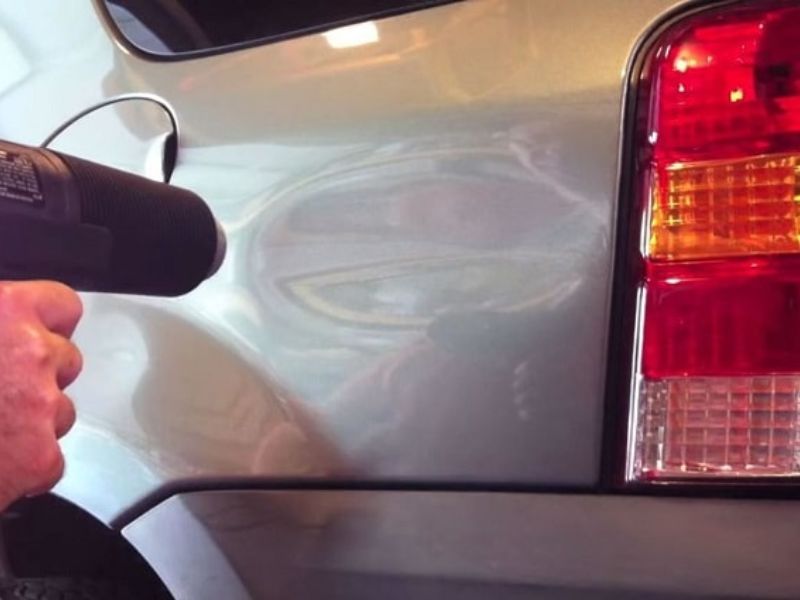 Dùng máy hút bụi để xử lý vết móp có độ nông vừa