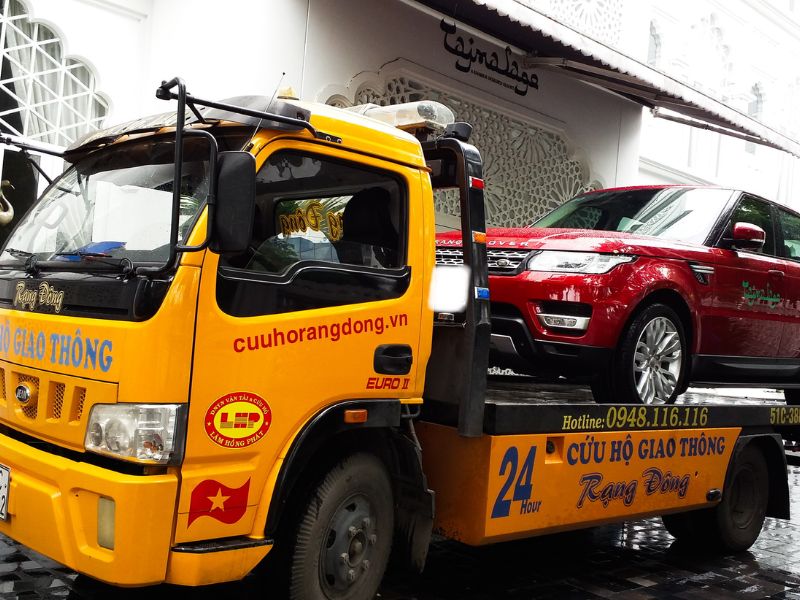 Dừng xe, kéo xe lên chỗ khô ráo và gọi cứu hộ