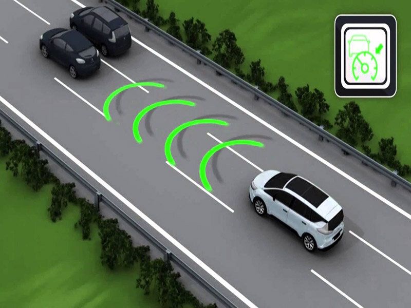 Giữ khoảng cách an toàn với các xe phía trước để tránh va chạm khi vào cua