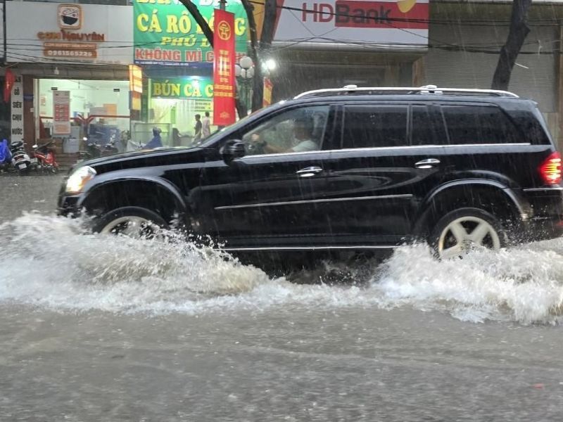Giữ tốc độ ổn định 5–10 km/h, tránh tăng ga hoặc phanh đột ngột