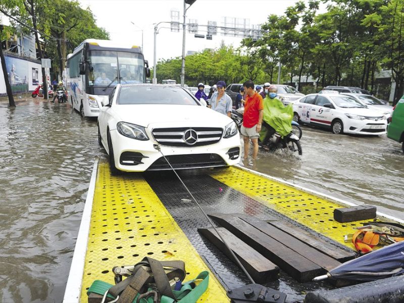 Gọi cứu hộ đưa xe đến gara gần nhất để xử lý kịp thời tình trạng ngập