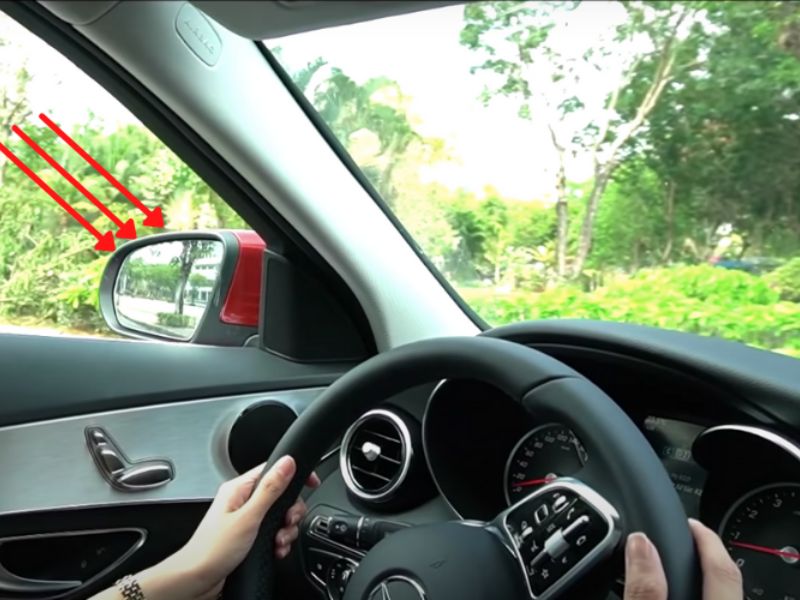 Gương chiếu hậu chạm tới góc cua nên đánh hết lái để xe ôm trọn cua