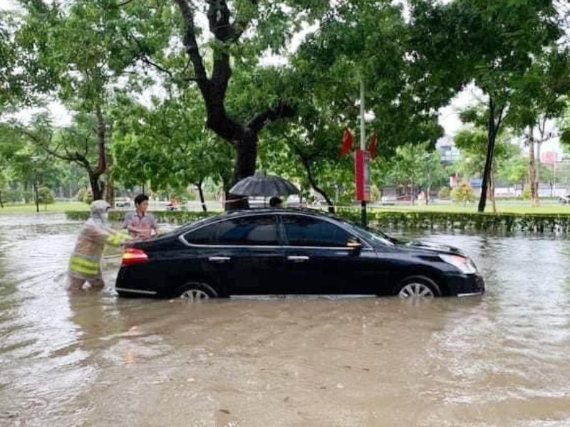 Hạn chế di chuyển vào những vùng ngập sâu, chỉ đi nếu trong tình huống bắt buộc