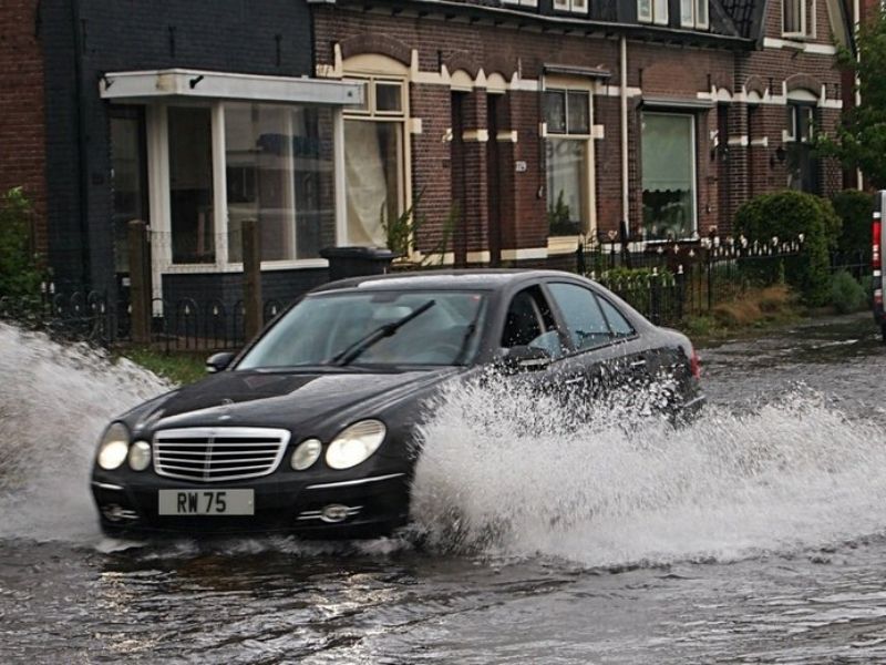 Hãy chọn những làn đường ít nước như bên mép đường để hạn chế bị ngập nước