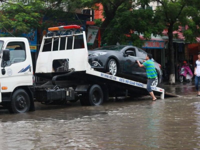 Kéo xe ra khỏi khu vực ngập bằng xe cứu hộ
