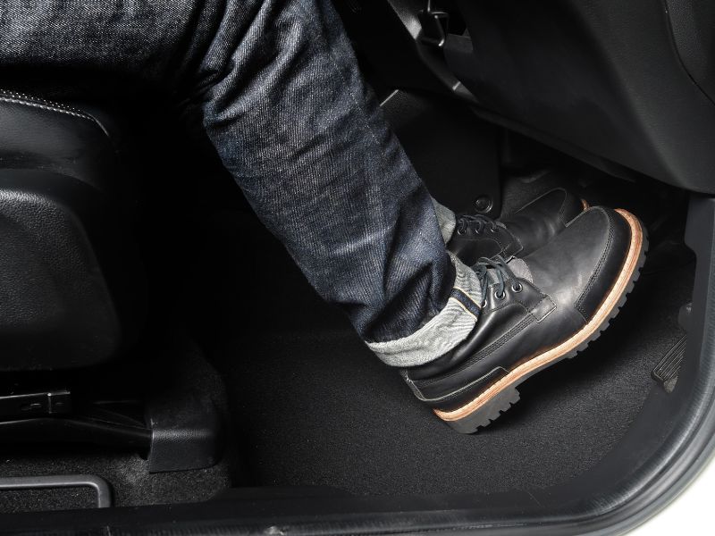 Khi đạp côn, đặt cả bàn chân trái lên pedal để dễ kiểm soát lực và đỡ mỏi