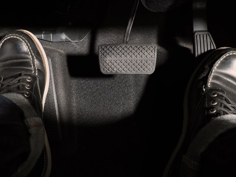 Khi không cần đạp côn nên hạn chế tì chân lên côn