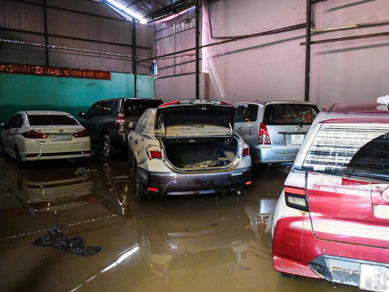 Khi thoát khỏi vùng ngập, hãy đưa xe đến nơi cao ráo, không còn nước ngập nhanh chóng