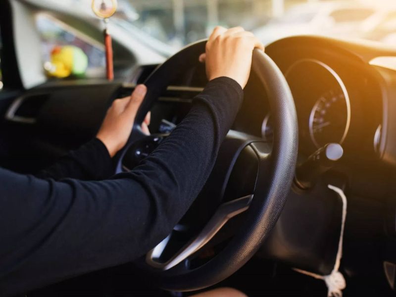 Khi vào cua, nên xoay vô lăng khoảng 1,5–2 vòng để đạt góc lái tối ưu và giữ xe ổn định