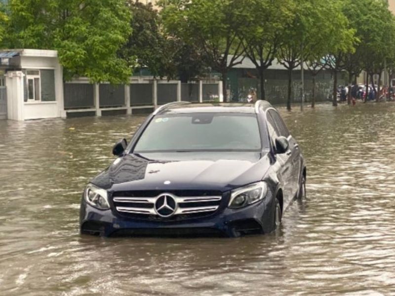 Khi xe bị ngập hãy giữ nguyên xe tại chỗ rồi thông báo cho công ty bảo hiểm đến thẩm định