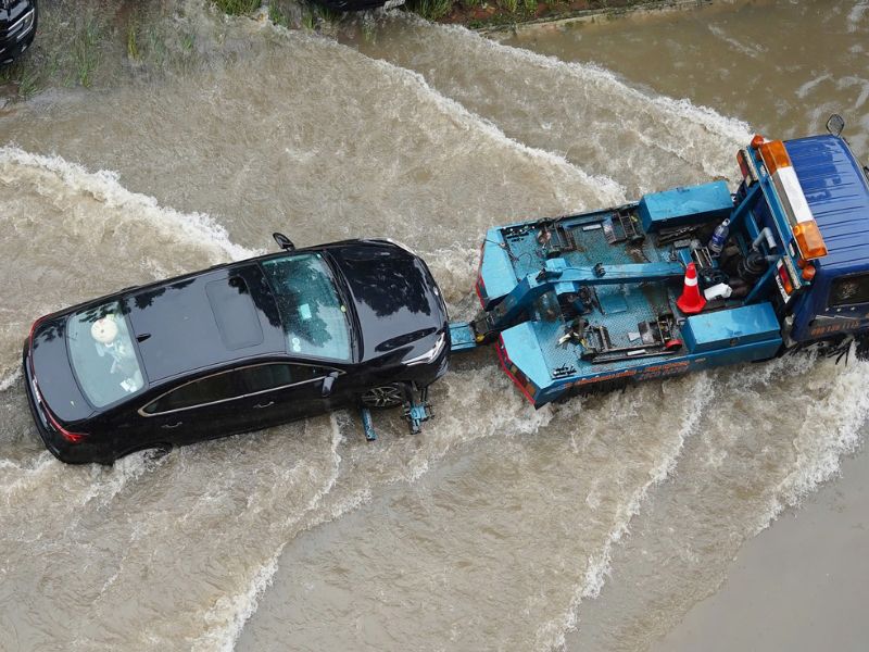 Khi xe bị ngập nước hãy gọi cứu hộ đưa đến gara gần nhất để xử lý sớm, tránh phát sinh hư hỏng nặng hơn