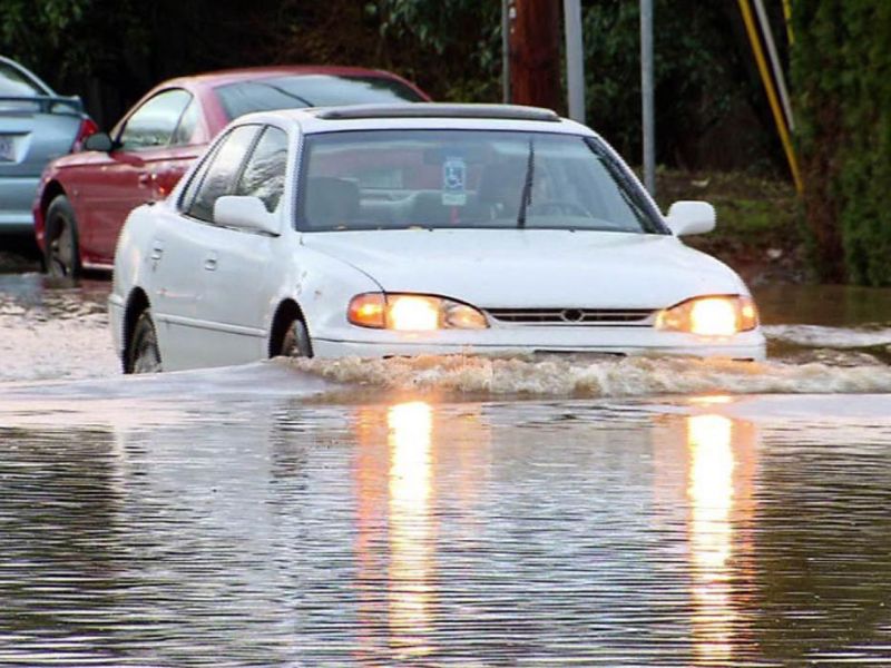 Khi xe đang ở vùng ngập, không nên nổ máy tiếp tục di chuyển tránh gây hỏng hóc nặng cho xe