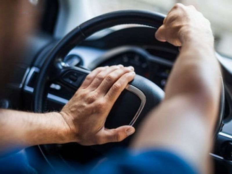 Khi xoay vô lăng xuất hiện tiếng lách cách ở thước lái