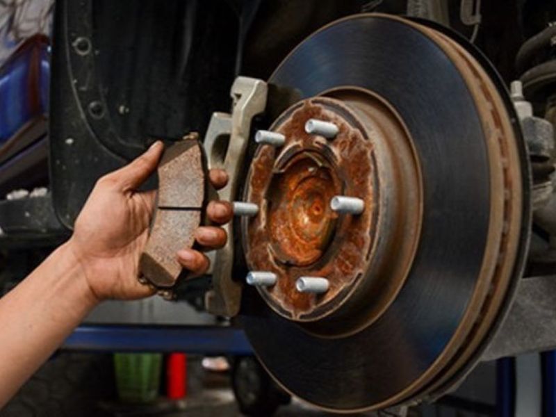 Kiểm tra má phanh, kẹp phanh có bị cát xiết vào không