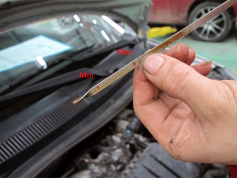 Kiểm tra que thăm/dầu hộp số (ATF hoặc MT)