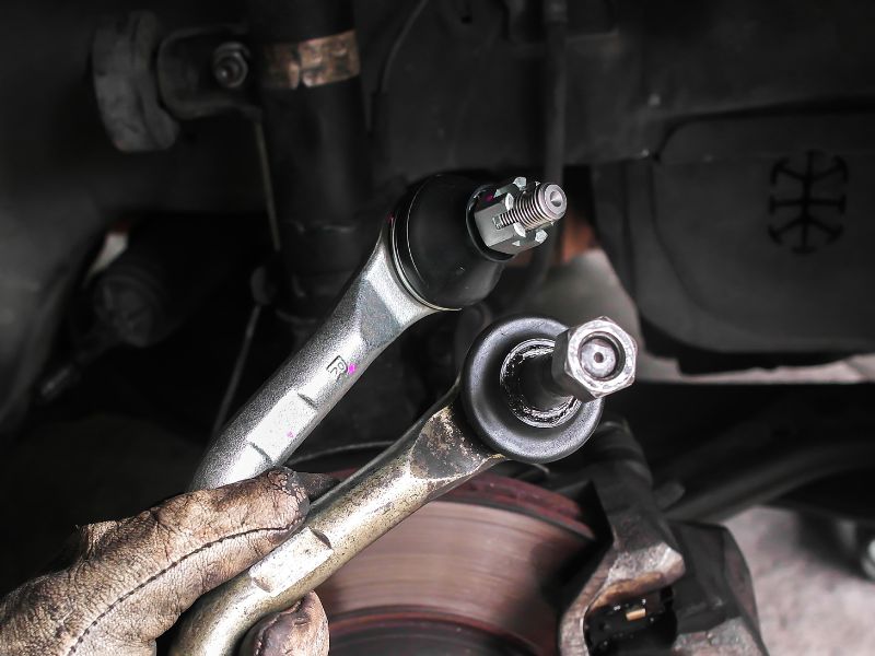 Kiểm tra rotuyn nếu gặp trục trặc nên thay mới để xe vận hàng ổn định