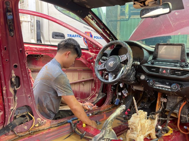 Sửa xe ngập nước: Quy trình, chi phí và những lưu ý quan trọng 1 Kiểm tra và đánh giá mức độ ngập