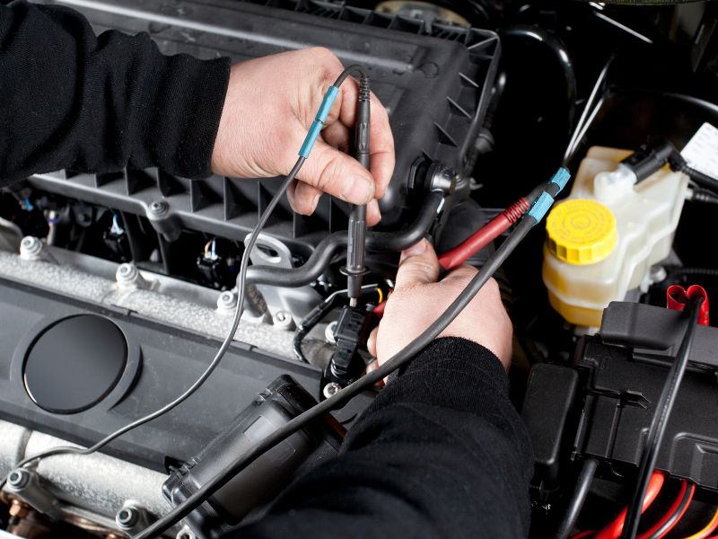 Kỹ thuật viên sử dụng thiết bị đo để kiểm tra hệ thống điện nhằm phát hiện lỗi xử lý