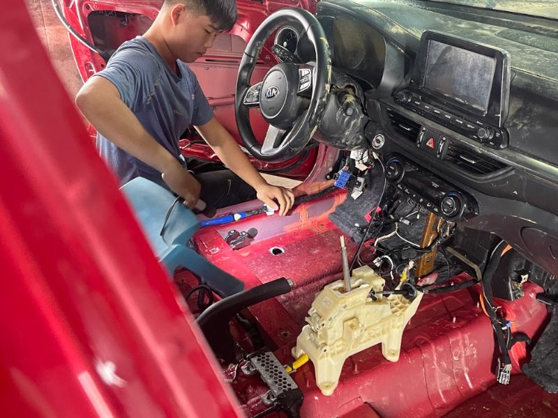 Làm khô hệ thống điện và nội thất trên ô tô