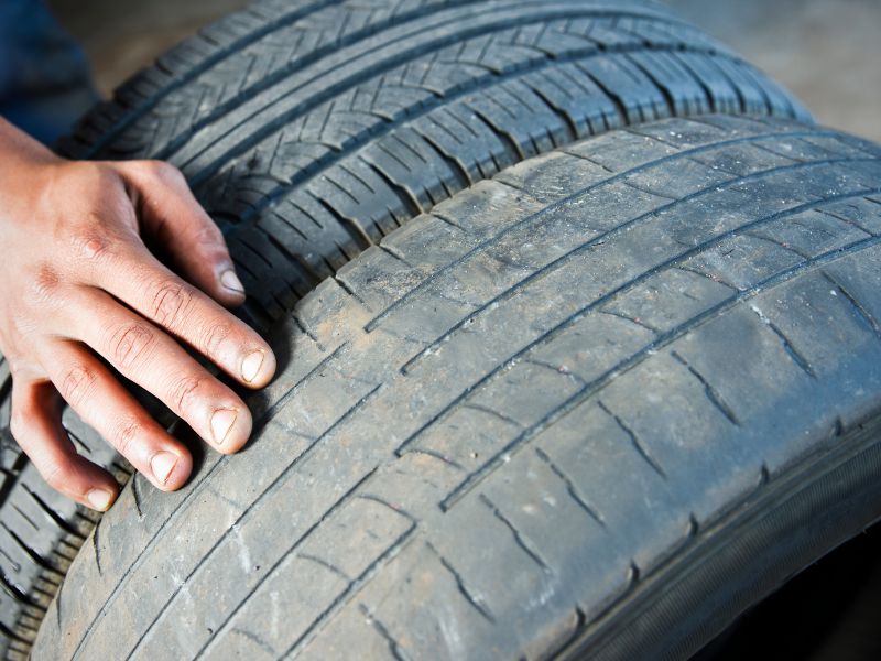 Lốp xe mòn không điều có thể do thước lái bị hỏng khiến xe bị lệch khi di chuyển