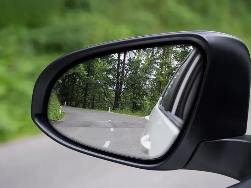 Luôn kiểm tra gương chiếu hậu để chủ động góc lái cho phù hợp