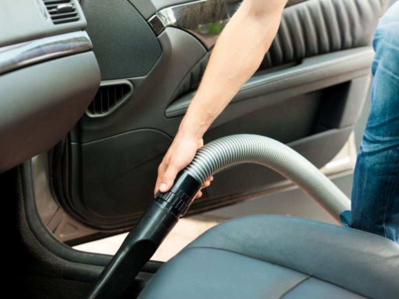 Mở cửa, mở quạt sấy hoặc đỗ xe nơi khô thoáng