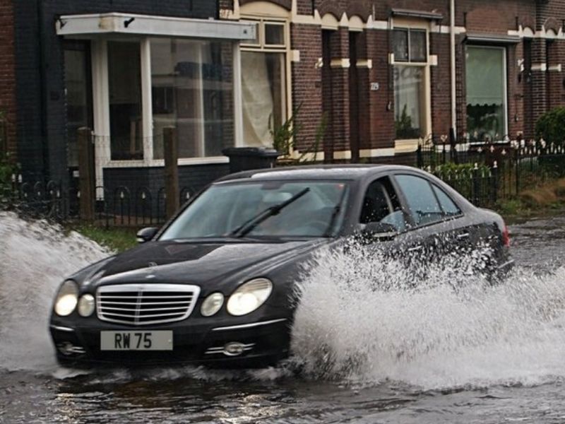 Cách xử lý ô tô nếu nước chưa vào sàn xe