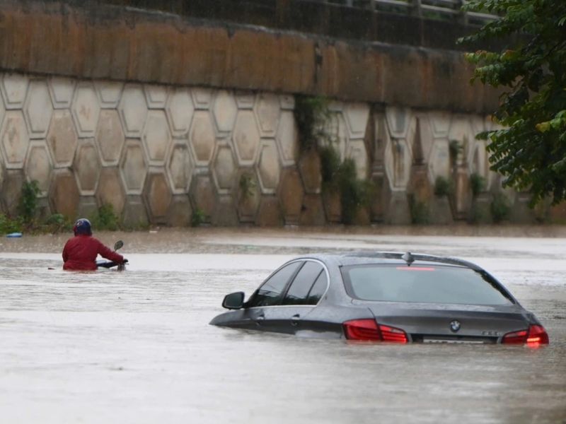 Nếu xe bị ngập nặng, hãy tắt máy và liên hệ cứu hộ để đưa xe đi sửa chữa kịp thời