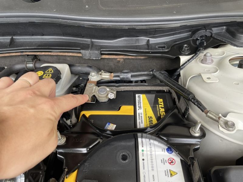 Ngay lập tức tháo cọc âm (-) để ngắt hoàn toàn nguồn điện