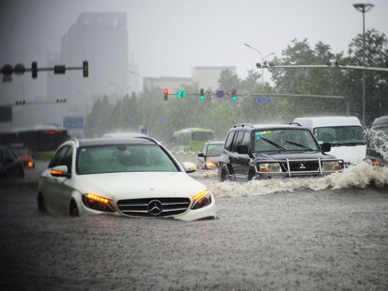 Nước ngập sâu không nên tiếp tục di chuyển xe mà hãy tìm đường khác để đi tránh xe bị ngập