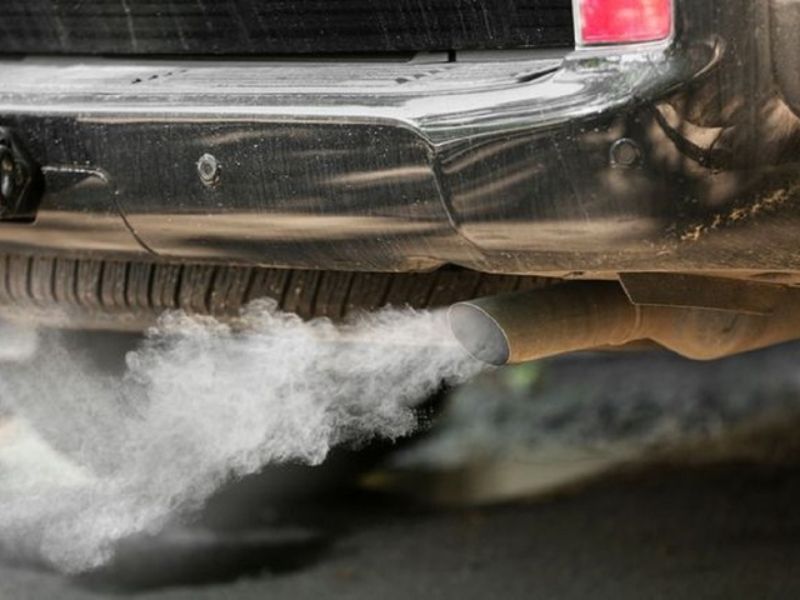 Ống xả của xe phì nước hoặc hơi trắng