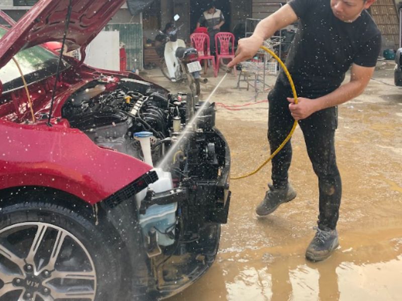 Rửa xe toàn diện (gầm + khoang bánh + chắn bùn)