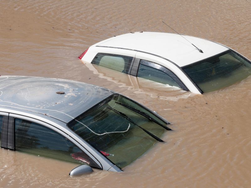 Sau khi sửa chữa xe bị ngập nước, cần đưa xe đi kiểm tra định kỳ và theo dõi tình trạng xe