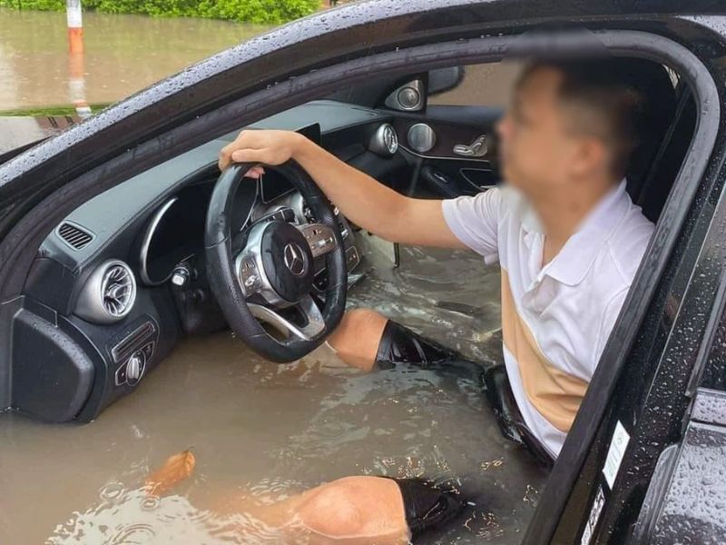 Tắt nguồn điện và kiểm tra nhanh mức nước trên xe ô tô khi xe bị nước vào