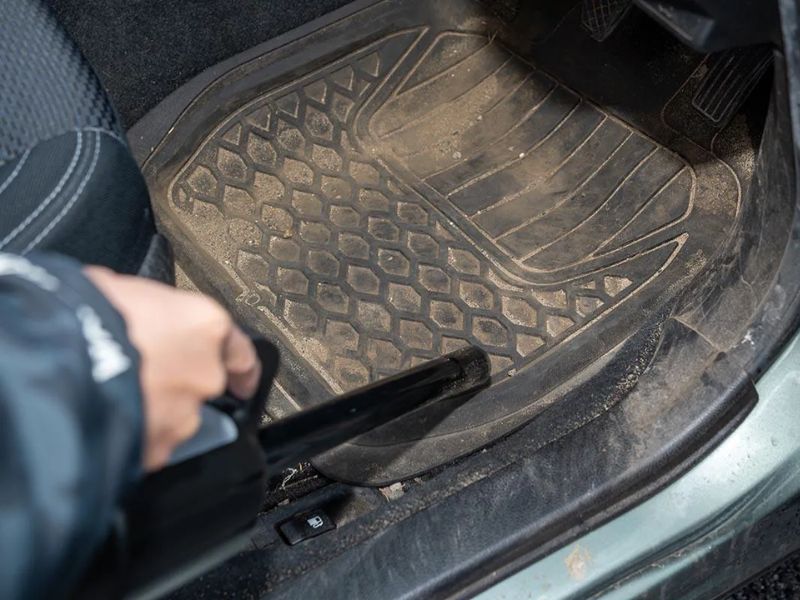 Tháo thảm sàn, phơi khô hoàn toàn