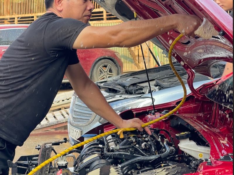 Tháo và làm sạch các bộ phận bị ngấm nước