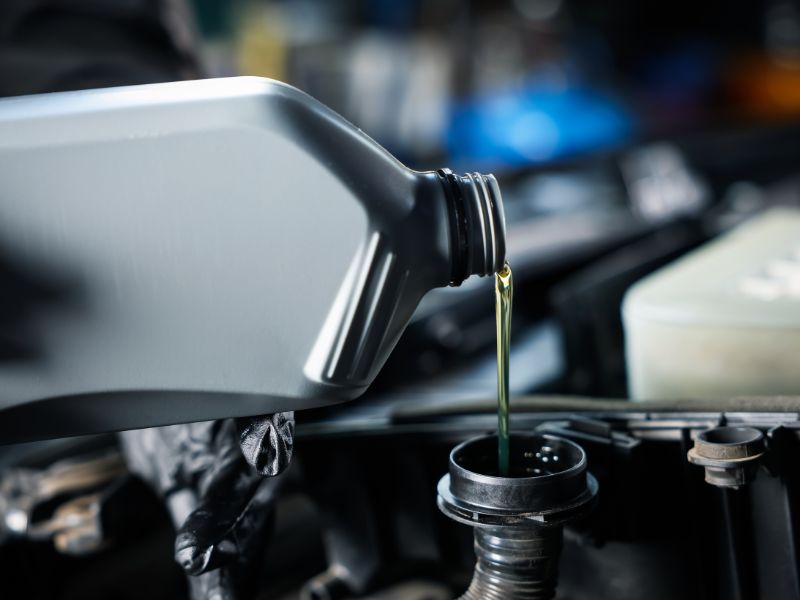 Thay dầu động cơ giúp loại bỏ cặn bẩn và tiết kiệm nhiên liệu cho xe