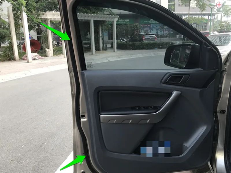 Thay gioăng cửa mới nếu bị hở hoặc chai cho cửa xe ô tô