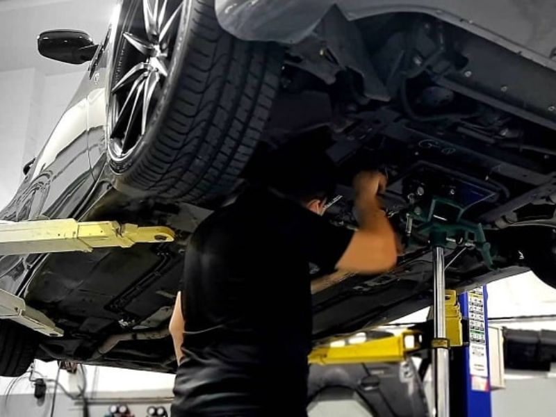 Thực hiện sửa thước lái ô tô chuẩn kỹ thuật tại gara