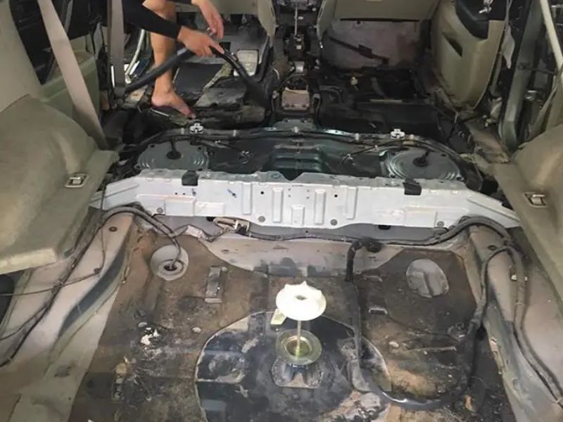 Tiến hành vệ sinh khoang lái và gầm xe để loại bỏ bùn đất sau ngập