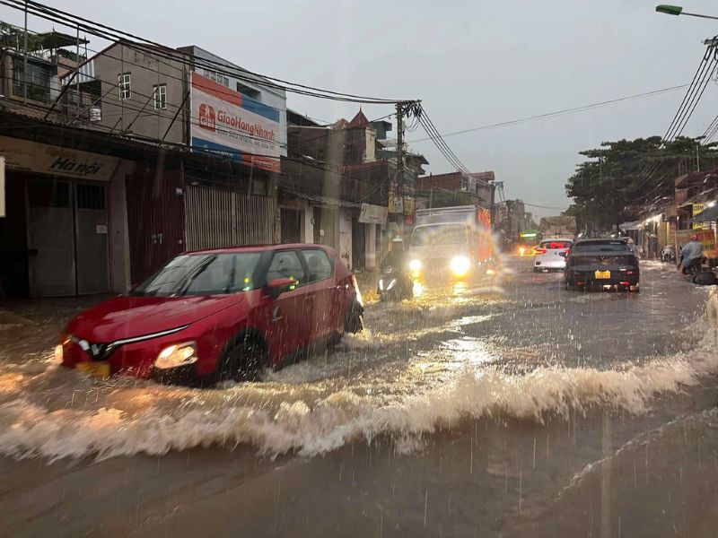 Trời mưa lớn hoặc đi qua vùng ngập sâu