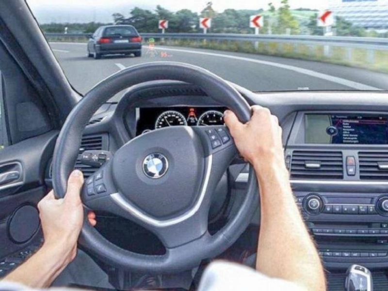 Trước khi xe vào cua cần quan sát từ xa để chủ động giảm tốc độ phù hợp 