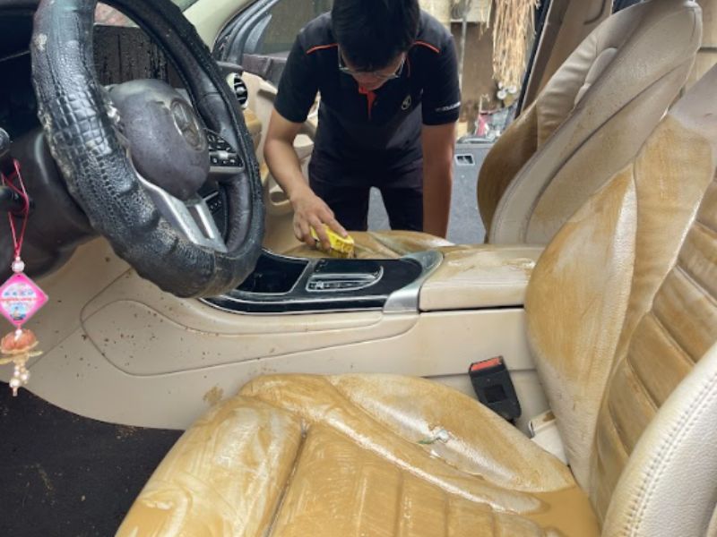 Vệ sinh toàn bộ nội thất trước khi khử mùi