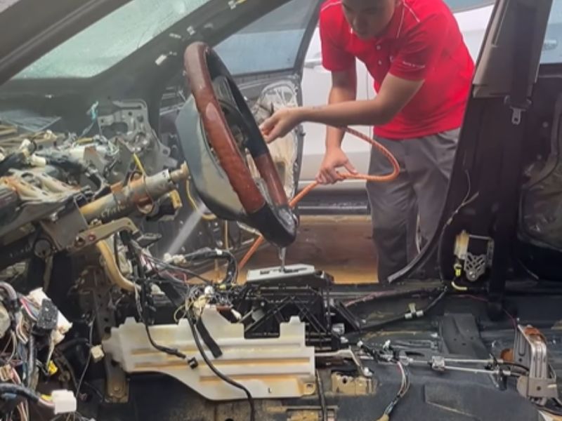 Vệ sinh và rửa sạch toàn bộ xe