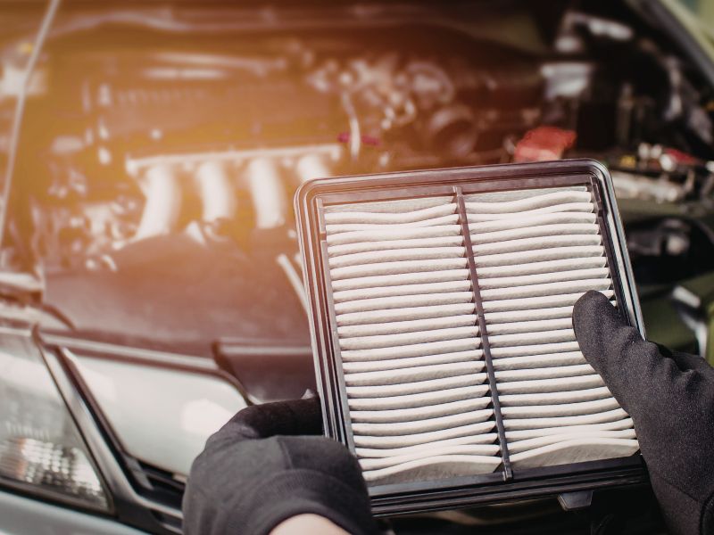 Vệ sinh và thay lọc gió động cơ giúp xe chạy êm hơn