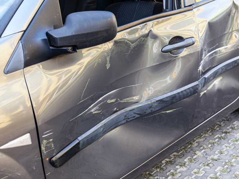 Với những vết móp sâu nếu không xử lý được nên đưa ra gara để tránh làm hư hỏng nặng hơn