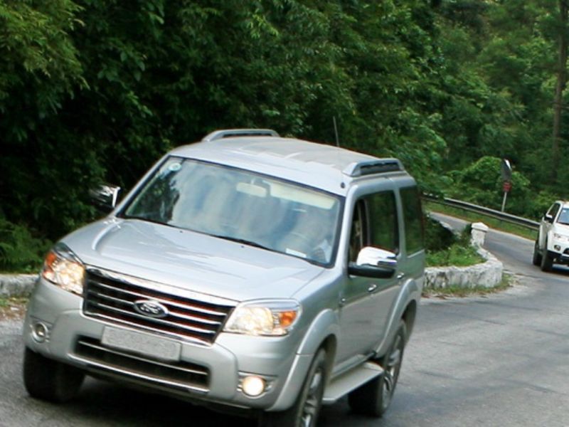 Đi xe khi phanh thấy xe bị lệch sang một bên